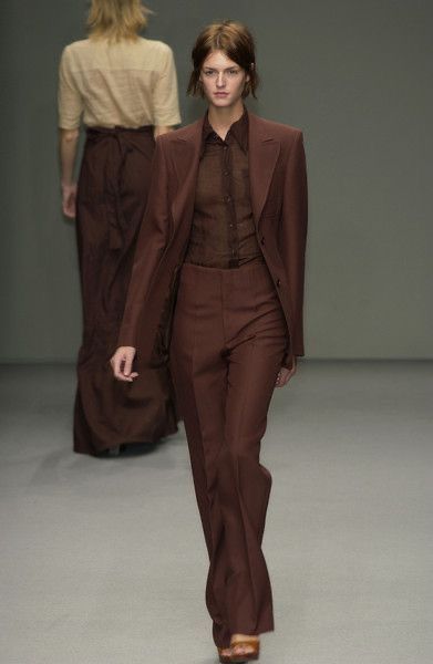 2002 Style Fashion, Runway Suit Women, Miu Miu Suit, Fashionshow Runway, 90s Runway Fashion, Runway Pictures, 2000s Fashion, Looks Vintage, Milan Fashion