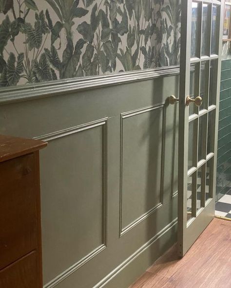 Dark Hallway Panelling, Light Green Panelling, Green Panelled Hallway, Green Entryway Ideas, Dark Green Panelling, Green Wall Panelling, Green Hallways, Dark Green Hallway, Victorian Wall Panelling