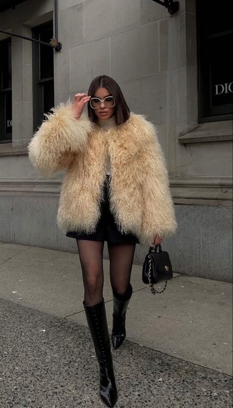 Outfits With Fur Coats, Fur Coat Outfit, Fancy Fits, Outfits Dressy, Dressy Casual Outfits, Sleek Dress, Cute Gym Outfits, Iconic Fashion, Womens Fashion Inspiration