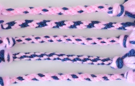 Did you know that you can have vastly different looking Kumihimo patterns just by placement of your colored cords? Learn more! Kumihimo Diy, Kumihimo Tutorial, Kumihimo Cord, Japanese Braiding, Kumihimo Braiding, Kumihimo Jewelry, Kumihimo Patterns, Kumihimo Bracelets, Make Do And Mend