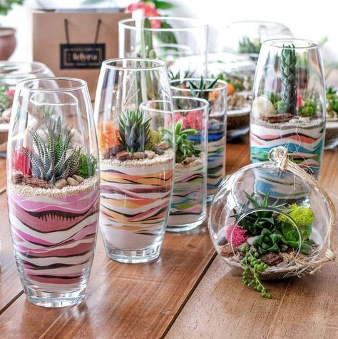 Crafts Upcycling, Diy Succulent Terrarium, Succulent Garden Indoor, Beautiful Terrariums, Succulent Garden Design, Succulent Garden Diy, Air Plant Terrarium, Upcycling Ideas, Succulent Gardening