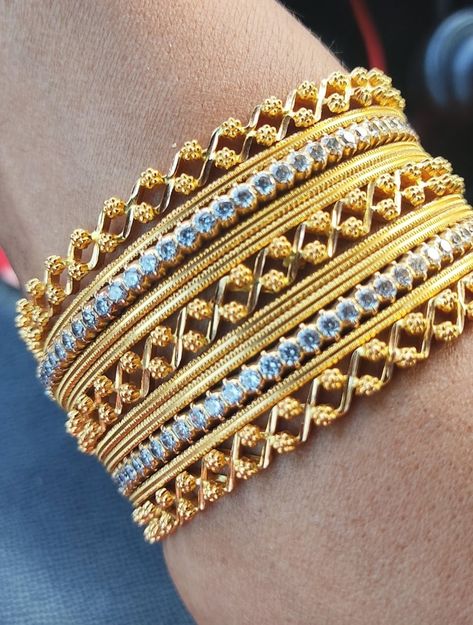 Heavy Jewellery, Indian Gold Necklace Designs, Gold Bangles Indian, Antique Necklaces Design, Diamond Bangles, Gold Earrings Models, Diamond Wedding Jewelry, Bangles Gold, Gold Jewelry Simple Necklace