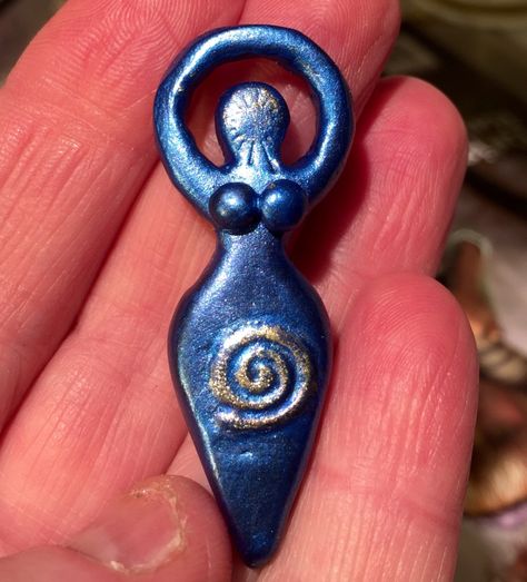 Polymer Clay Goddess Bead Tutorial by Karen A. Scofield Clay Goddess Diy, Polymer Clay Goddess, Clay Nail Art, Clay Goddess, Hantverk Diy, Wiccan Crafts, Pagan Crafts, Witchy Crafts, Polymer Clay Pendant