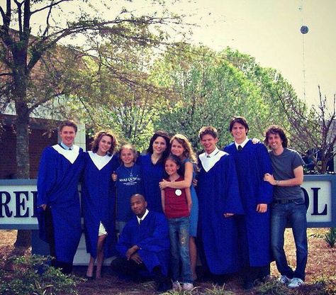 One tree hill graduation day Oth cast One Tree Hill Graduation, Oth Cast, One Tree Hill Cast, One Tree Hill Quotes, Bethany Joy Lenz, Bethany Joy, Peyton Sawyer, Movie Cast, Chad Michael Murray