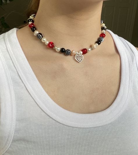 Black And Red Beaded Necklace, Bead Choker Diy, Black And Red Heart, Diy Choker, Charm Choker Necklace, Black Bead Necklace, Charm Necklaces, Pretty Necklaces, White Necklace