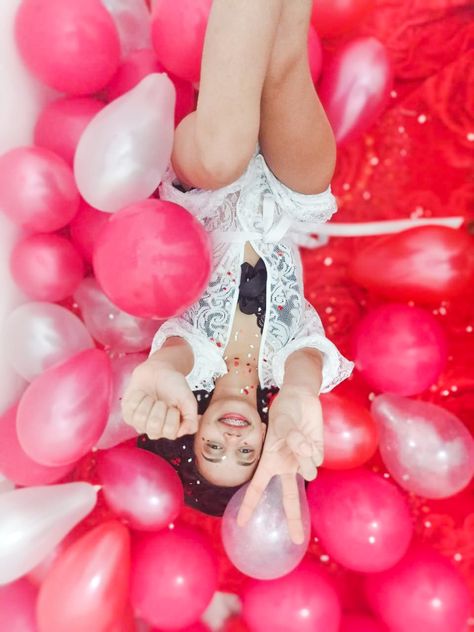 Birthday Photo Shoot At Home, Ballon Photoshoot Ideas, Birthday Bathtub Photoshoot, Balloon Photoshoot Ideas, Photos With Balloons, Photoshoot Balloons, Balloon Photoshoot, Balloon Drop, Valentine Photo Shoot