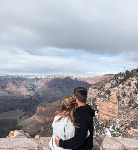 couple picture at the Grand Canyon!! Grand Canyon Engagement, Grand Canyon Picture Ideas Couples, Grand Canyon Couple Pictures, Grand Canyon Family Vacation, Grand Canyon Outfit, Hiking Poses, Grand Canyon Pictures, Colorado Aesthetic, Grand Canyon Camping