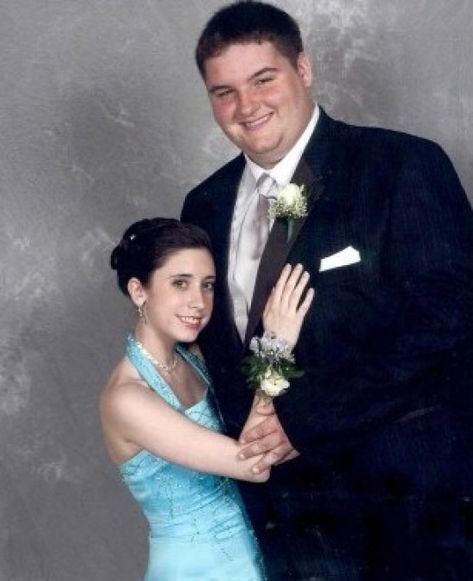 Congratulations to our awkward couples winners, Josh and Amy, for proving that size really doesn’t matter. Awkward Couple, Awkward Prom Photos, Couple Prom, Funny Wedding Pictures, Makeup Fails, Awkward Photos, Awkward Family Photos, Funny Photoshop, Funny Random