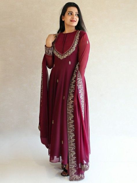 Top beautiful party wear dresses idea Velvet Dress Designs, Anarkali Dress Pattern, Pakistani Dresses Casual, Salwar Kamiz, Kurti Neck Designs, Kurti Designs Party Wear, Kurta Designs Women, Designer Party Wear Dresses, Boutique Dress Designs