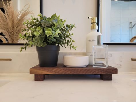 Add a touch of rustic charm to your kitchen or bathroom with this multifunctional sink caddy. Made from solid, natural wood, this caddy is perfect for displaying a variety of items such as candles, crystals, plant pots, and even kitchen or bathroom products. Its unique design allows you to create a beautiful focal point for your home decor. Not just limited to the kitchen or bathroom, this decorative wood riser tray can add a cozy touch to any room in your home - from the kitchen to the coffee nook, living room, or bedroom. Its elegant Boho aesthetic seamlessly complements various decor styles, making it a versatile and essential piece for your home. This caddy is also perfect for showcasing soap and lotion bottles, keeping them organized and within reach in the kitchen or bathroom. The st Bathroom Soap Tray Ideas, Master Bath Sink Decor, Double Vanity Decor, Decorating Bathroom Countertops, Double Sink Decor, Bathroom Aesthetic Boho, Bathroom Window Sill Decor, Aesthetic Bathroom Sink, Sink Caddy Ideas