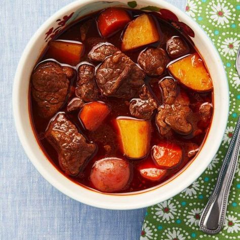 Pioneer Woman Beef Stew Pioneer Woman Beef Stew Recipe, Pioneer Woman Beef Stew, Pioneer Women Beef Stew, Beef Stew With Beer, Traditional Irish Stew, Irish Stew Recipe, Easy Beef Stew Recipe, Irish Recipes Traditional, Irish Cuisine