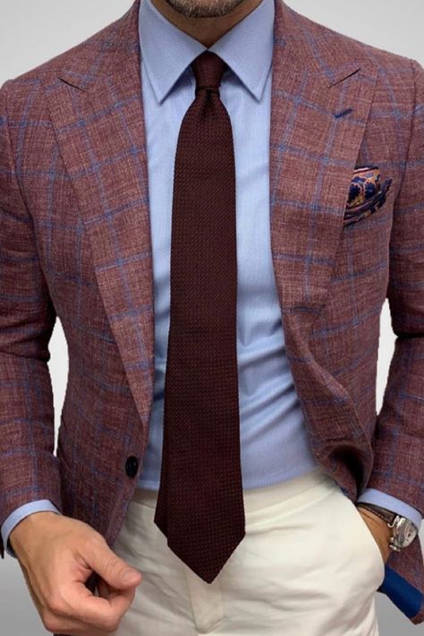 Man wearing a burgundy plaid blazer. Mens Plaid Blazer, Plaid Office, Terno Slim Fit, Men's British Style, Men's Business Suits, Wedding Casual, Blazer Casual, Elegant Blazers, Stylish Blazer