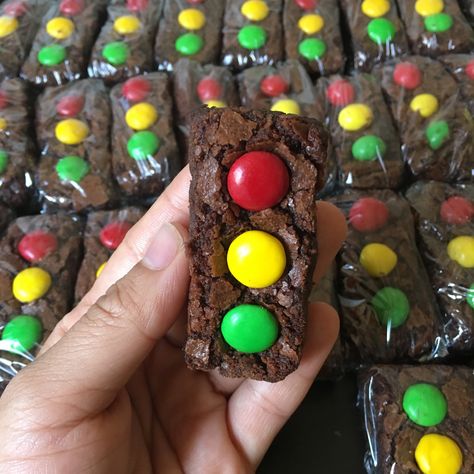 Car Themed Parties Food, Rally Birthday Party, Brownie Traffic Lights, Traffic Light Brownies, Car Birthday Decorations Ideas Diy, Race Car Party Foods, Boyfriends 31st Birthday Ideas, Car Themed Birthday Party Snacks, Cars Themed Dessert Table