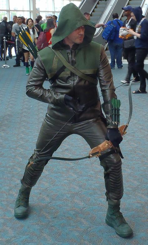 Arrow cosplay Arrow Tv Show, Green Arrow Costume, Superhero Diy, Green Arrow Cosplay, Arrow Costume, Arrow Cosplay, Batman Christian Bale, Costume Armour, Arrow (tv Show)