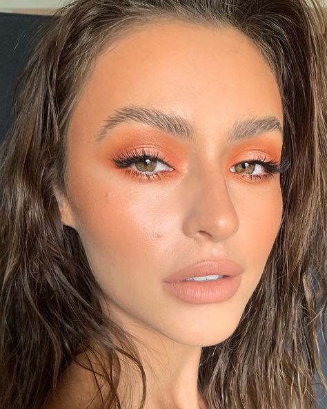 Peach Makeup Look, Coral Makeup, Sunset Makeup, Peach Makeup, Peach Eyeshadow, Orange Blush, Magical Makeup, Makeup News, Celebrity Makeup Artist