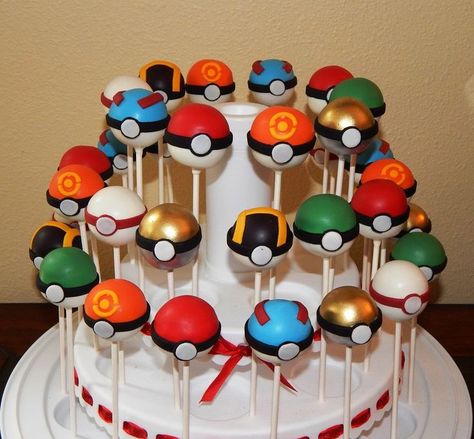 Pokeball Cake Pops, Pokemon Cake Pops, Pokeball Cake, Pokemon Party Decorations, Pokemon Themed Party, Pokemon Birthday Cake, 4de Verjaardag, Pokémon Birthday, Pokémon Party