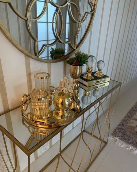 Gold Tray Decor, Gold Living Room Decor, Accent Table Decor, Contemporary Decor Living Room, Luxury Living Room Decor, Gold Living Room, Table Decor Living Room, Luxury Living Room Design, Dining Room Table Decor