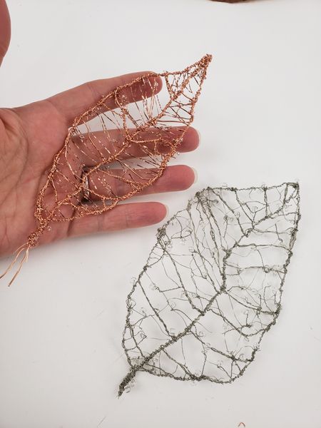 Wire Work Sculpture, Wire Art Sculpture Easy, Wire Sculpture Easy, Wire Crafts Easy, Wire Leaves, Wire Leaf, Chicken Wire Art, Wire Beading, Art Fil