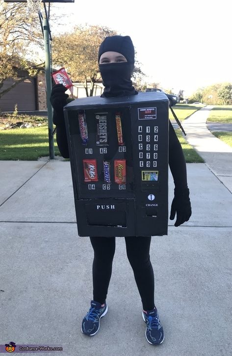 Vending Machine Diy Costume, Vending Machine Costume Diy, Make A Vending Machine, Vending Machine Costume, Cardboard Box Costume, Small Halloween Party, Cardboard Costume, Quick Halloween Costumes, Box Costumes