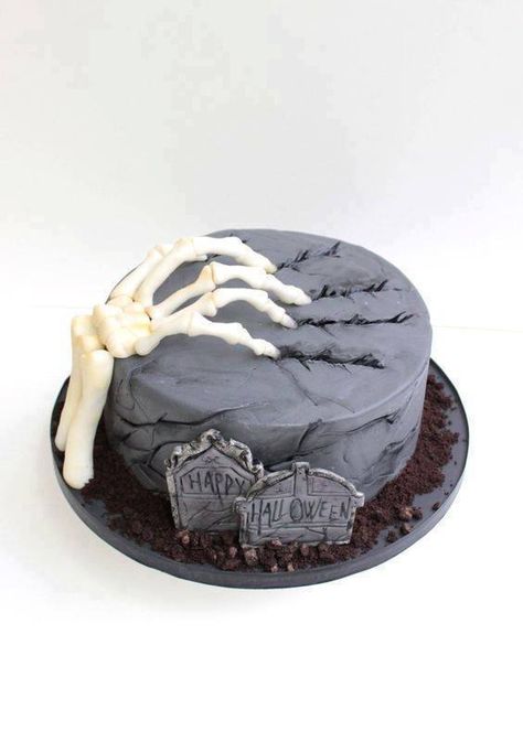 Halloween cake Halloween Torte, Halloween Backen, Pasteles Halloween, Cake Halloween, Bolo Halloween, Dessert Halloween, Recetas Halloween, Halloween Birthday Cakes, Halloween Cake Decorating