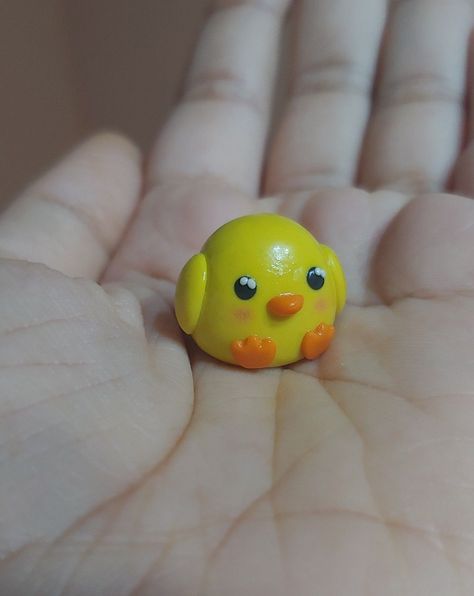 Polymer Clay little chick Pequeño pollito de arcilla Cute Clay Bird, Cute Polymer Clay Easy, Cute And Easy Things To Make Out Of Clay, Clay Crafts Cute Easy, Clay Crafts Aesthetic Easy, Bird Clay Art, Easy Clay Designs, Cute Polymer Clay Ideas Kawaii, Cute And Easy Clay Ideas