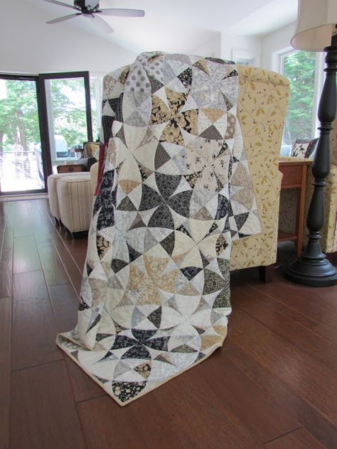 KayakQuilting - Chic Country Quilt Chic Country Quilt Pattern, Chic Country Quilt, Small Town Hotel, Winding Ways Quilt, Neutral Quilts, Creative Quilting, Chic Country Wedding, Blue And White Quilts, Country Quilt