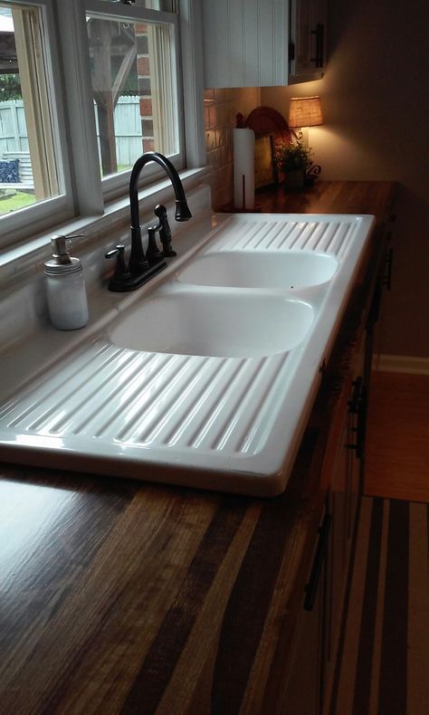 Finished our wooden countertops and installed our 65 yr. old farmhouse drainboard sink. More pictures of our remodeled kitchen under my board Homemade Happiness. Traditional Farmhouse Kitchen Ideas, Farmhouse Sink With Drainboard, 1900s Farmhouse, Antique Farmhouse Sink, Rustic Kitchen Sinks, Dapur Rustic, Vintage Farmhouse Sink, Kitchen Sink Diy, Model Dapur