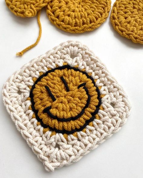 Smile Granny Square, Smiley Face Crochet, Granny Square Crochet Patterns Free, Crochet Blanket Designs, Diy Vetement, Crochet Bralette, Crochet Design Pattern, Crochet Quilt, Crochet Goodies