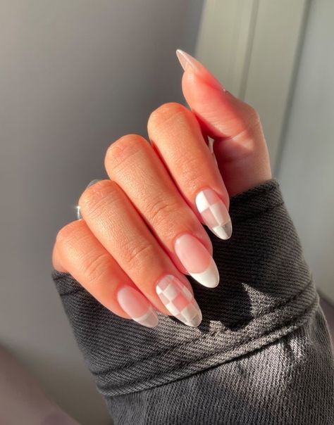 French Tip Boho Nails, Nails Inspiration Checkered, Aesthetic Nails Checkered, Trendy Nail Inspo 2022, Checkered Tip Nails, Simple Checkered Nails, Graphic Art Nails, Checkers Nails Design, Funky Neutral Nails