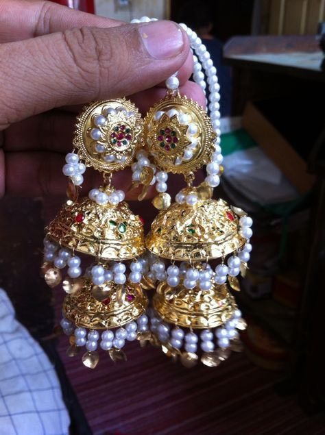 Kundan Multani jumkhay Made By:Kaahif Kundan Email kashifkundan@yahoo.com Mobile whatsaap viber IMO 00923002090060 Tiffany Bracelet Gold, Desi Jewelry, Tiffany Bracelet, Tikka Jewelry, Wedding Jewellery Designs, Rajputi Jewellery, Oxidised Earrings, Earrings Tassel, Indian Bridal Jewelry Sets