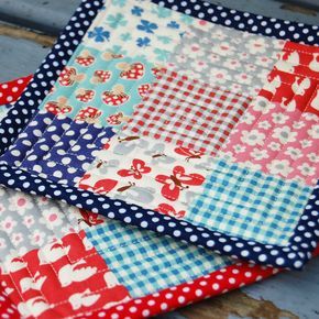 Great tutorial on how to make quilted hot pads Tips Menjahit, Quilted Potholders, Costura Diy, Techniques Couture, Small Sewing Projects, Patchwork Quilting, Quilting Tips, 4th July, Sewing Projects For Beginners