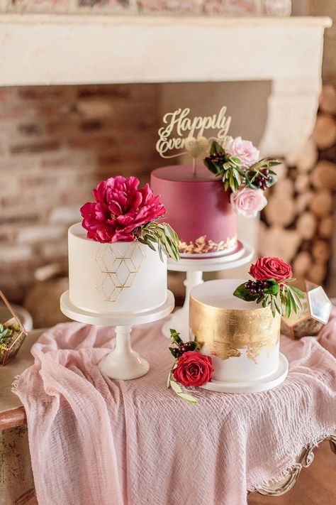 Wedding Cake Gold Trio Carn Patrick #wedding #gold #weddingcake Silk Table Cloth, Wedding Cake Pink Flowers, Pink Gold Wedding Cake, Marsala And Gold Wedding, Gold Dessert Table, Autumn Wedding Cakes, Flower Desserts, Cake Dessert Table, Red Cake