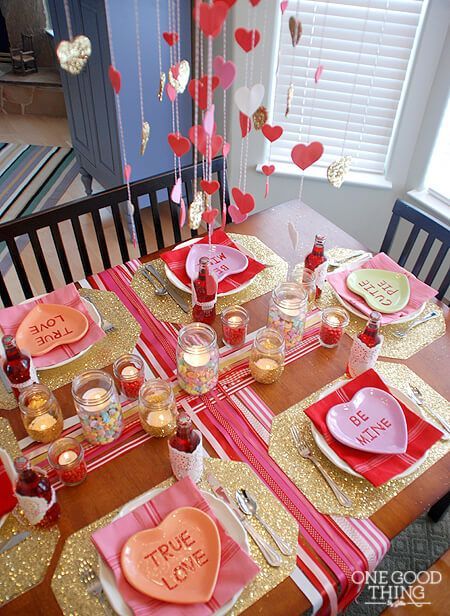 Valentines Specials, Family Valentines Dinner, Valentine Tablescape, Family Valentines Day, Valentines Day Drawing, Valentinstag Party, Valentines Day Funny, Valentine Dinner, Diy Valentines Decorations