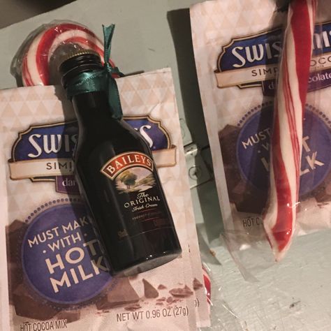 Baileys Hot Chocolate Gift, Drink Holder Crafts, Christmas Alcohol Gifts, Baileys Hot Chocolate, Christmas Alcohol, Hot Chocolate Gift, Hot Chocolate Gifts, Chocolate Pack, Mini Baileys