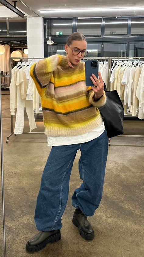 Jumper Outfit Winter, Yellow Sweater Outfit, Cos Stores, Striped Sweater Outfit, Yellow Jumper, Oversized Sweater Outfit, Winter Outfits Warm, Jumper Outfit, Sweater Outfit