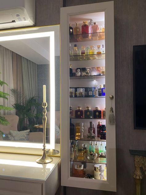 Room Perfume Organization, Parfume Shelves Ideas, Ideas For Perfume Storage, Perfume Cabinet Design, Perfum Storage, Mini Perfume Collection Display, Perfume Storage Ideas Shelving, Perfume Display Ideas Bedrooms, Perfume Wall Shelf