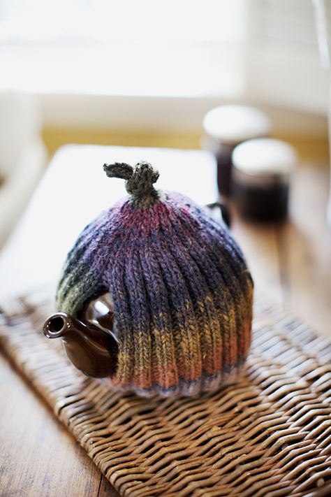 Ravelry: Ribbed & Ruffled Tea Cozies by Churchmouse Yarns and Teas Tea Cozy Pattern, Knitted Tea Cosies, Crochet Tea Cozy, Teapot Cover, Teapot Cozy, Tea Cozies, Crochet Geek, Tea Cosy, Finger Knitting