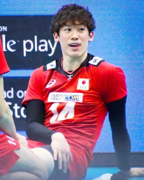 Japan Volleyball Team, Mens Volleyball, Christmas Memes, Volleyball Pictures, Sitting Poses, Ishikawa, Volleyball Team, Boy Poses, Dynamic Poses