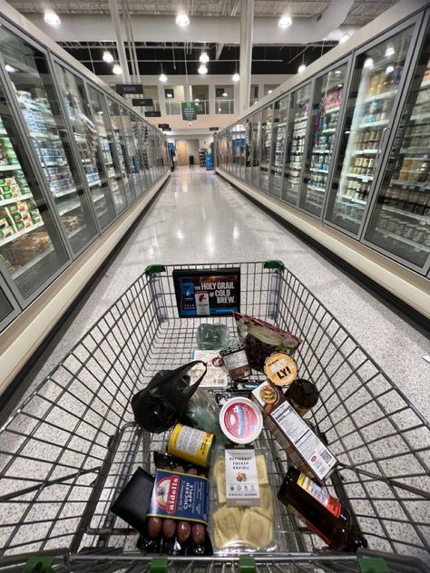 Groceries Shopping Aesthetic, Publix Aesthetic, Mercado Aesthetic, Groceries Aesthetic, Grocery Shopping Aesthetic, Grocery Store Aesthetic, Grocery Aesthetic, Shopping Vibes, Weekend Chores