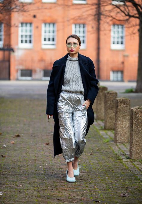 Silver Trousers, Metallic Trousers, Stylish Street Style, Silver Pants, Cooler Style, London Fashion Week Street Style, London Fashion Weeks, Joggers Outfit, London Street Style