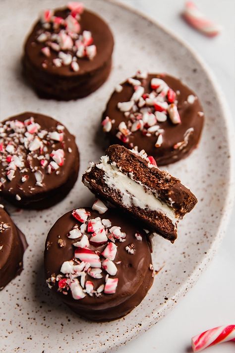 These copycat Peppermint Joe Joe's are a Trader Joe's copycat made gluten-free! They're a chocolate sandwich cookie filled with peppermint cream and coated with chocolate. They can be made Paleo and AIP! Paleo Peppermint Cookies, Pepermint Cookies, Dairy Free Christmas Recipes, Allergy Free Cookies, Gluten Free Christmas Recipes, Sandwich Cookies Filling, Unbound Wellness, Autoimmune Paleo Recipes, Sandwich Cookie