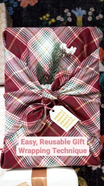 How To Gift Wrap A Cookbook, Gift Wrapping With Tea Towels, Dish Towel Wrapping Ideas, Tea Towel Wrapped Gift, Bread Gifts, Crafts 2024, Diy Mommy, Creative Wrapping, Christmas Bread