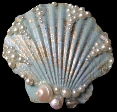 Seashell Hair, Seashell Christmas Ornaments, Seashell Projects, Oyster Shell Crafts, Art Coquillage, Seashell Ornaments, Shell Craft, Seashell Painting, Sea Crafts