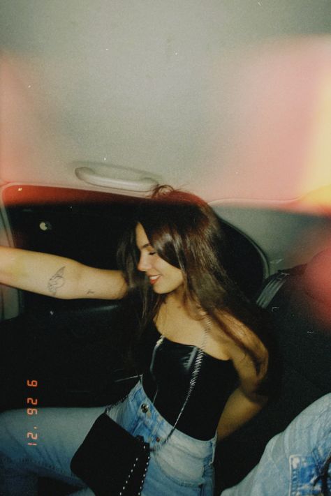 Car Pics Instagram Baddie Night, Car Flash Photoshoot, Night Poses Instagram, Car Photoshoot Instagram Night, Instagram Picture Ideas Night, Backseat Aesthetic, Baddie Insta Pics, Car Pictures Instagram Night, Insta Pics At Night