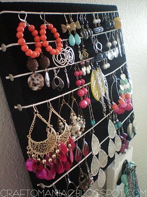 Earring organizer Diy Necklace Holder, Canvas Tutorial, Diy Earring Holder, Diy Jewelry Display, Diy Jewelry Holder, Astuces Diy, Organization Gifts, Jewelry Organizer Diy, Diy Upcycle