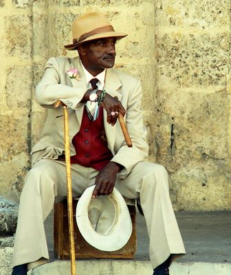 Lookin' sharp! I wonder why he has two hats? Havana Hair, Cuban Fashion, Cuban Hat, Cuban Party, Cuban Men, Club Attire, Cuban Art, Havana Nights, Dapper Dudes