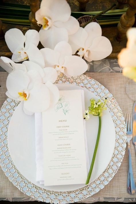 Orchid place setting. Occasion9. Photography: Julieanne Prevete - orange-blossom-photography.com Photography: Orange Blossom Photography - www.orange-blossom-photography.com  Read More: http://www.stylemepretty.com/destination-weddings/2014/06/09/thailand-inspired-photo-shoot-in-brooklyn/ Orchid Tablescape, Thai Wedding Decoration, Thai Decoration, Table Set Ups, Lao Wedding, Zen Wedding, Wedding Table Set, Creative Wedding Centerpieces, Food Expo