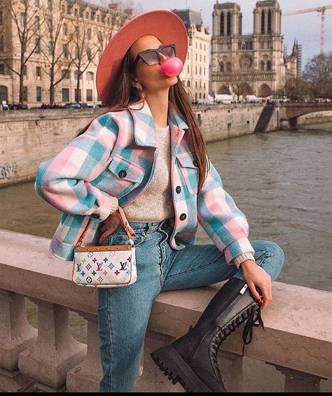 @rocio_outfit_ideas • Instagram photos and videos Denim Jeans Outfit Casual, Short Jacket Outfit, Punchy Western Outfits, Denim On Denim, Cropped Outfits, Denim Jeans Outfit, Jeans Outfit Casual, Denim Chic, Outfit Casual