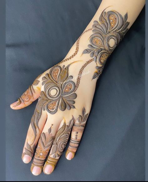 Beautiful Mehndi Designs, Circle Mehndi, Latest Henna Designs, Mehndi Design Pictures, Simple Mehndi Designs Fingers, Very Simple Mehndi Designs, Modern Mehndi Designs, Full Mehndi Designs, Mehndi Designs Front Hand