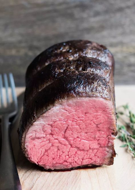 Sous Vide Beef Tenderloin with Port Wine and Garlic Recipe Cooking Beef Tenderloin, Perfect Roast Beef, Cooking Roast Beef, Roast Beef Sandwich, Perfect Roast, Sandwich Bar, Sous Vide Recipes, How To Cook Beef, Tenderloin Recipes